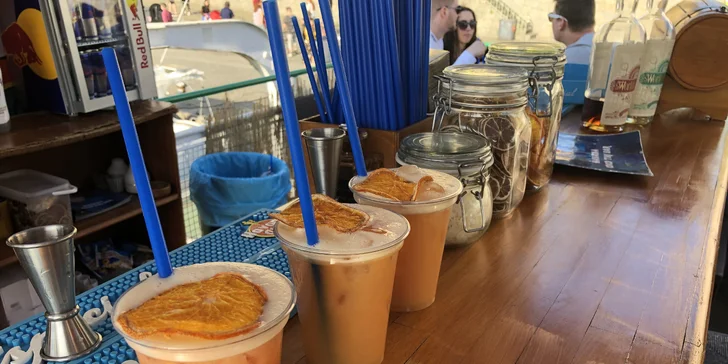 Koktejly na náplavce: vyberte si domácí limonádu či speciální míchaný drink