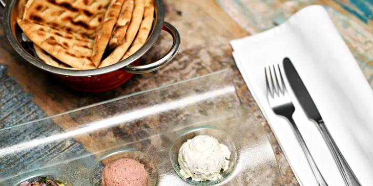 Řecké mezze menu pro 2: šneci po krétsku, bifteki mezze i smažené kalamáry