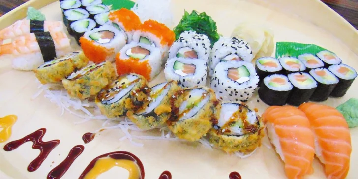 Pochutnejte si na rolovaných dobrotách: 34 ks sushi s lososem i avokádem