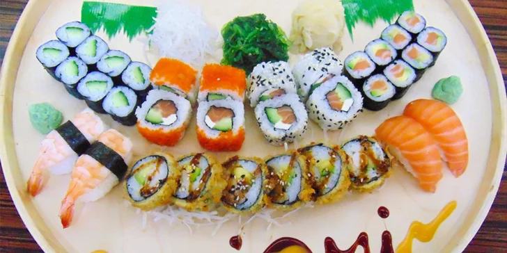 Pochutnejte si na rolovaných dobrotách: 34 ks sushi s lososem i avokádem