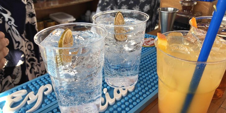 Koktejly na náplavce: vyberte si domácí limonádu či speciální míchaný drink