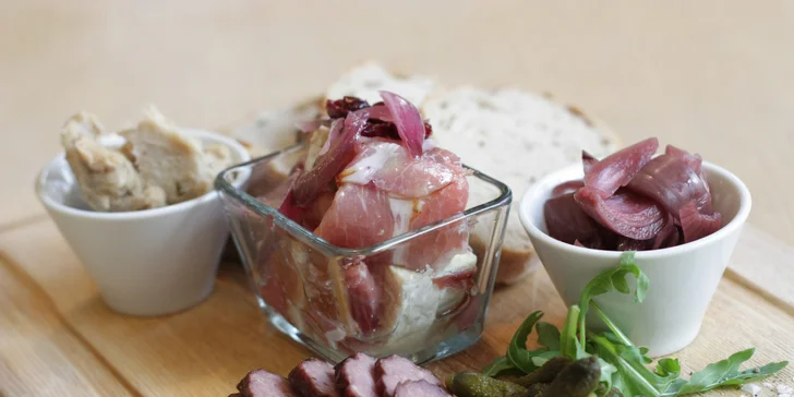 Pivovarské menu pro dva: prkénko dobrot, žebra či panenka i pivní dort