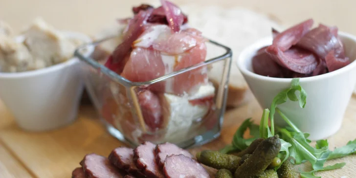 Pivovarské menu pro dva: prkénko dobrot, žebra či panenka i pivní dort