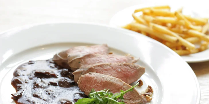 Pivovarské menu pro dva: prkénko dobrot, žebra či panenka i pivní dort