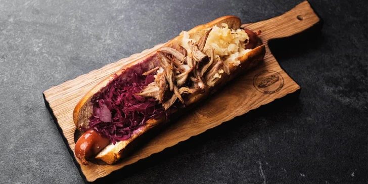 375g hotdog v centru města: s mletým masem, párkem i vege
