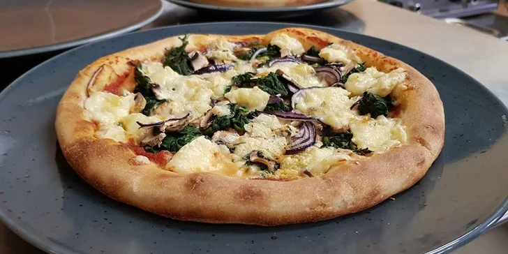 28cm pizza podle výběru z 12 druhů a domácí limonáda pro 1 i 2 osoby