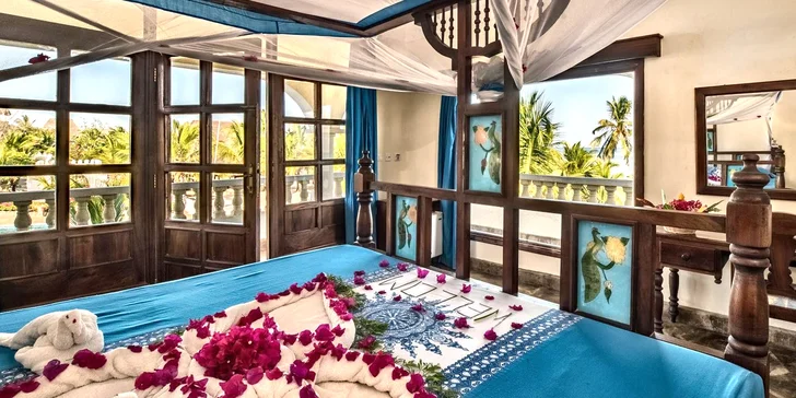 Hotelový resort je zasazený v tropické zahradě, po jejíchž obou stranách jsou elegantní budovy v arabském stylu, v nichž jsou umístěné pokoje.