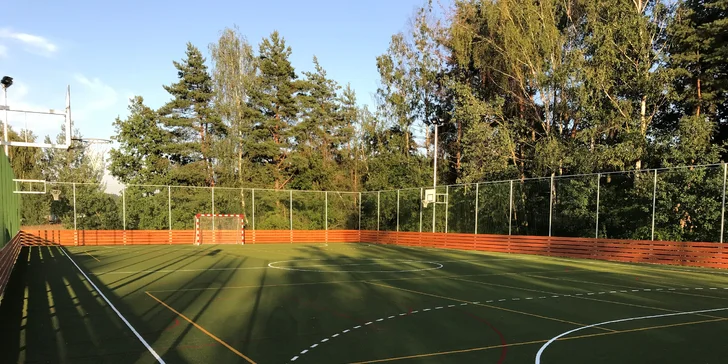 V resortu jsou také dva tenisové kurty a multifunkční hřiště. 