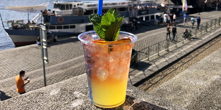 Koktejly na náplavce: vyberte si domácí limonádu či speciální míchaný drink