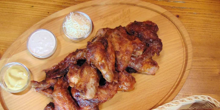 Parádní jídlo: 1 kg pikantních marinovaných křídel, pečivo a obloha