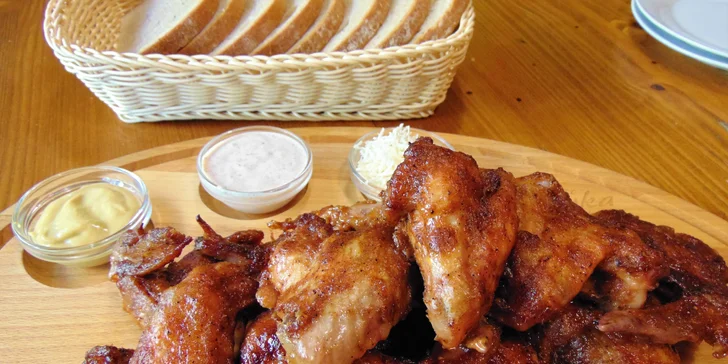 Parádní jídlo: 1 kg pikantních marinovaných křídel, pečivo a obloha