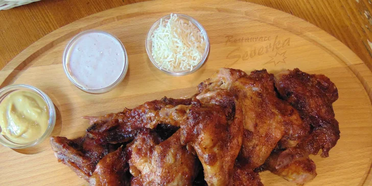 Parádní jídlo: 1 kg pikantních marinovaných křídel, pečivo a obloha