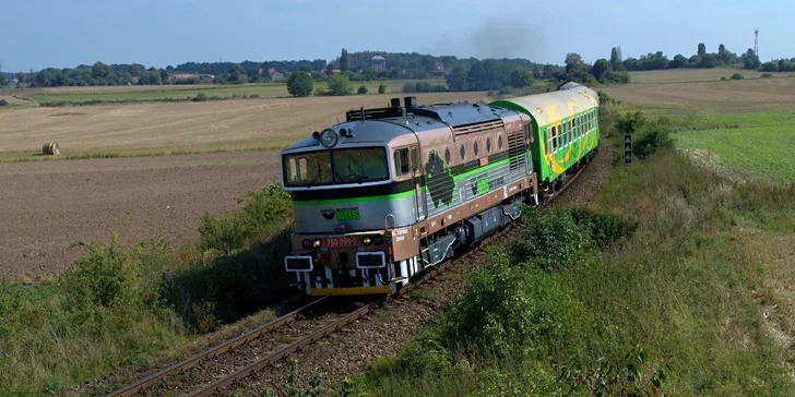 Na Křivoklát v retro rytmu: jízda vlakem včetně rautu za zvuku 80's hitů