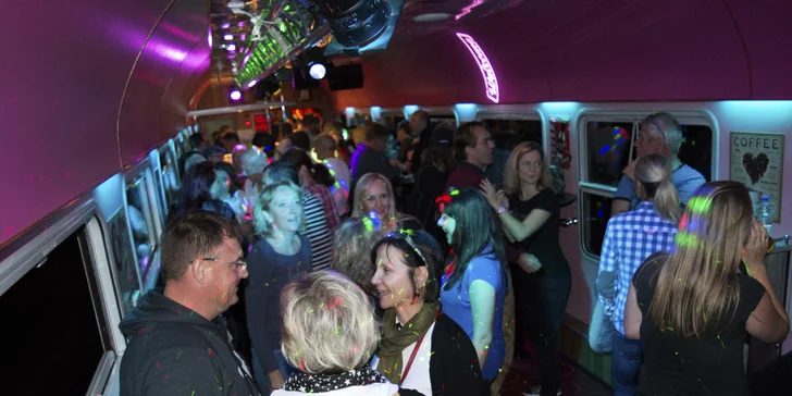 Na Křivoklát v retro rytmu: jízda vlakem včetně rautu za zvuku 80's hitů