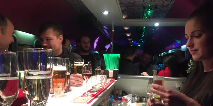 Na Křivoklát v retro rytmu: jízda vlakem včetně rautu za zvuku 80's hitů