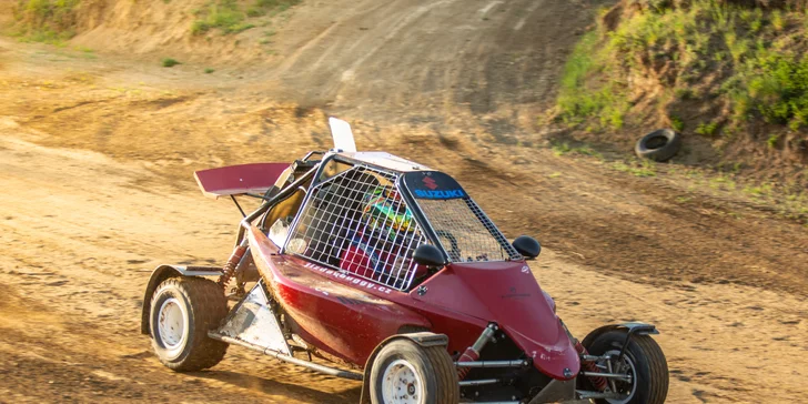 Jízda ve speciálně upravené závodní buggy: 3–10 kol na uzavřené trati