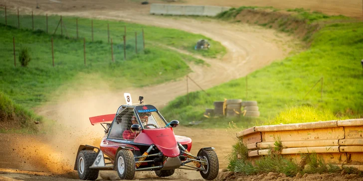 Jízda ve speciálně upravené závodní buggy: 3–10 kol na uzavřené trati