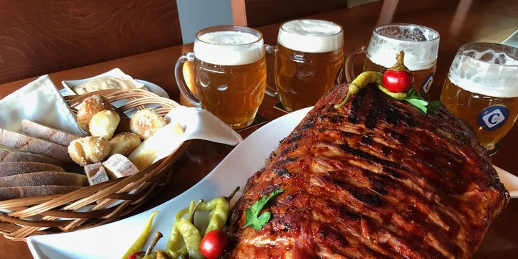 Po až 6hodinovém pečení jsou potřena BBQ omáčkou.