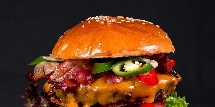 Burgerové menu s hranolky, salátem i pivem či limonádou pro 1 nebo 2