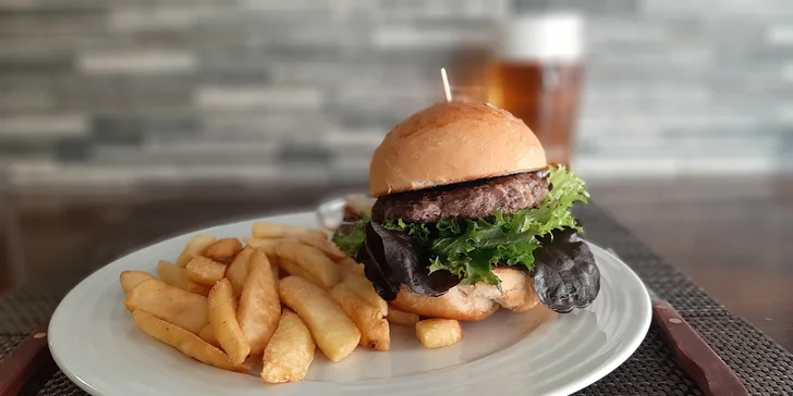 2 hovězí burgery v domácí bulce či Big burger a steakové hranolky