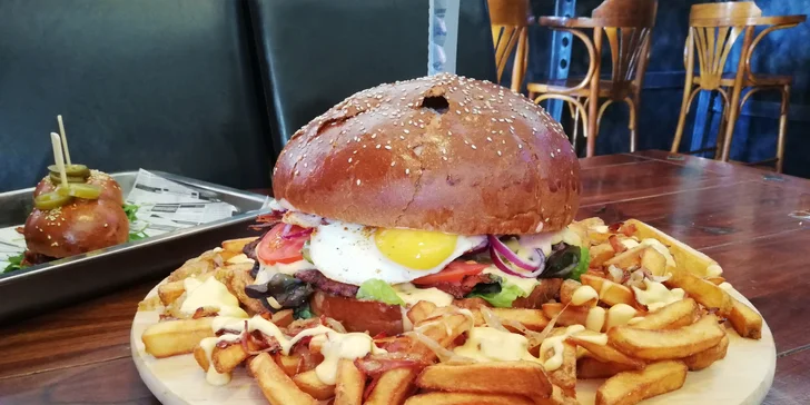Burgery v baru s nálepkou od Zdeňka Pohlreicha: klasika i obří pro partu