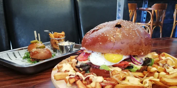 Burgery v baru s nálepkou od Zdeňka Pohlreicha: klasika i obří pro partu