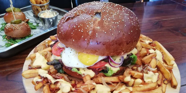 Burgery v baru s nálepkou od Zdeňka Pohlreicha: klasika i obří pro partu