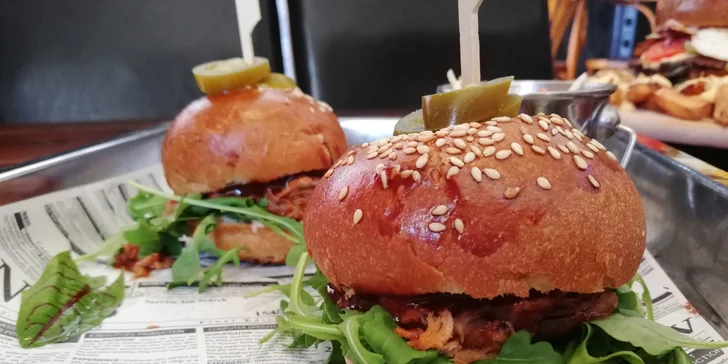 Burgery v baru s nálepkou od Zdeňka Pohlreicha: klasika i obří pro partu