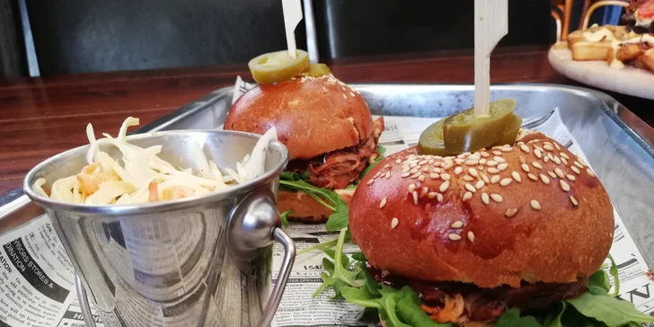 Burgery v baru s nálepkou od Zdeňka Pohlreicha: klasika i obří pro partu