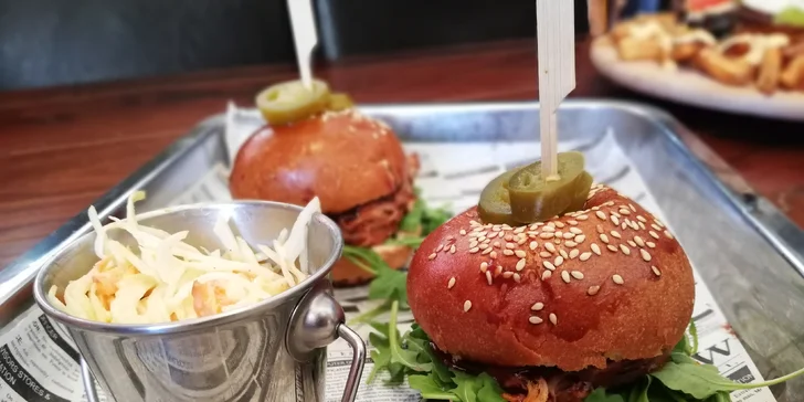 Burgery v baru s nálepkou od Zdeňka Pohlreicha: klasika i obří pro partu