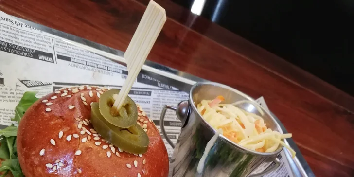 Burgery v baru s nálepkou od Zdeňka Pohlreicha: klasika i obří pro partu