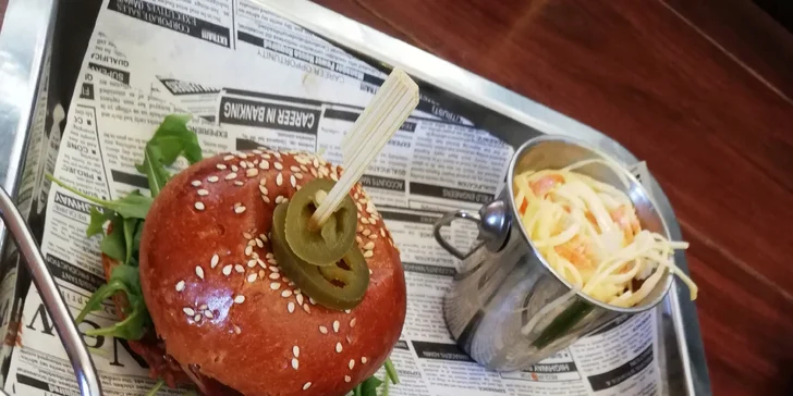 Burgery v baru s nálepkou od Zdeňka Pohlreicha: klasika i obří pro partu