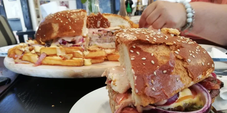 Burgery v baru s nálepkou od Zdeňka Pohlreicha: klasika i obří pro partu