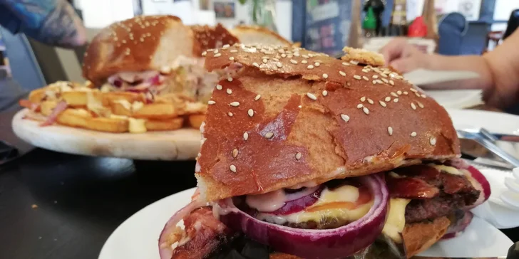 Burgery v baru s nálepkou od Zdeňka Pohlreicha: klasika i obří pro partu