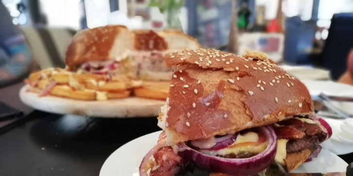 Burgery v baru s nálepkou od Zdeňka Pohlreicha: klasika i obří pro partu