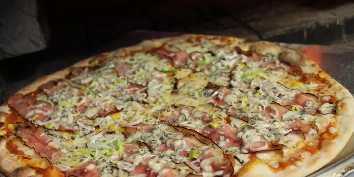 Pořádná italská pochoutka: téměř půlmetrová pizza podle výběru