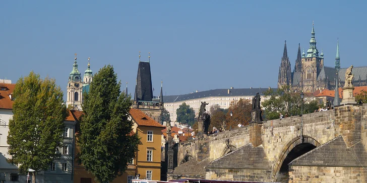 Z lodi uvidíte Karlův most i Pražský hrad.
