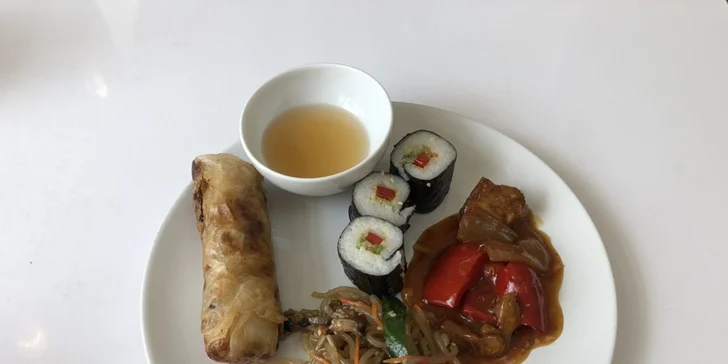 300g porce jídla podle výběru: polévky, saláty, vege i bufet
