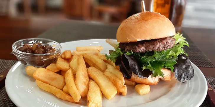 2 hovězí burgery v domácí bulce či Big burger a steakové hranolky