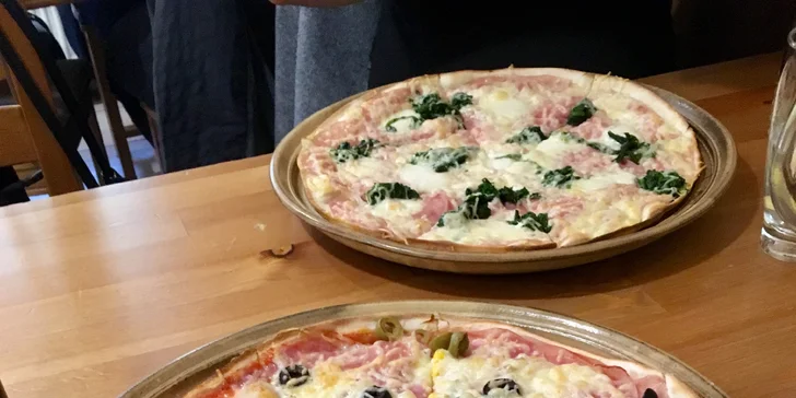 Dvě křupavé pizzy o průměru 32 cm na odnos s sebou a limonáda
