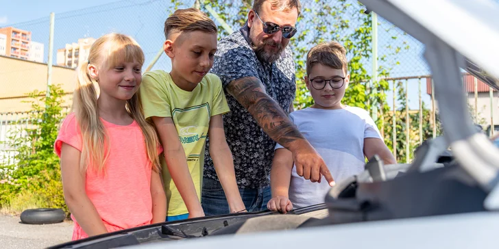 S dětmi samozřejmě může být v autě i rodič. Případná třetí osoba je za příplatek. 
