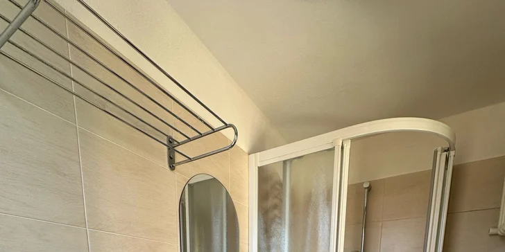 Súčasťou každej izby je samostatná kúpeľňa so sprchovacím kútom a fénom.