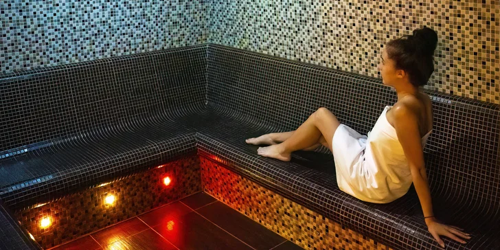 Užijete si neomezený vstup do vířivky, krytého bazénu i saun.