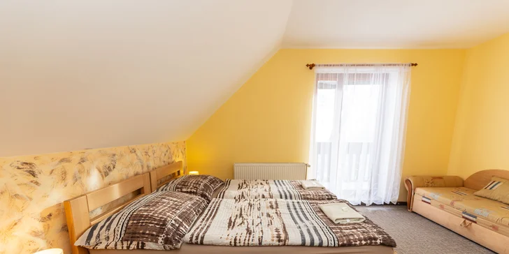 Kromě ložnice se třemi lůžky je tu i obývák s rozkládací sedací soupravou. 