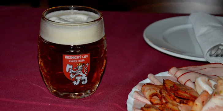 Maso a uzeniny zapijete Řeznickým lvem z minipivovaru Paličák.