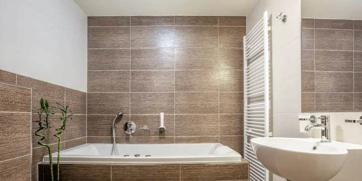 V apartmáne je tiež hydromasážna vaňa.
