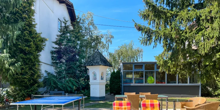 Děti do 11,9 let mají pobyt zdarma. U penzionu je pro ně prima hřiště. 