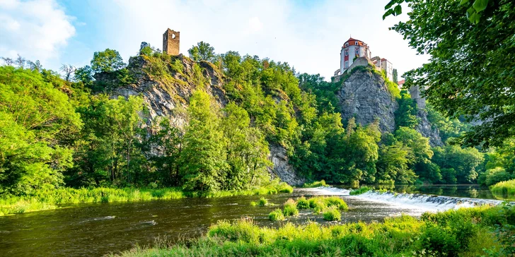K pohádkovému zámku Vranov nad Dyjí dojdete pěšky (20 minut). 