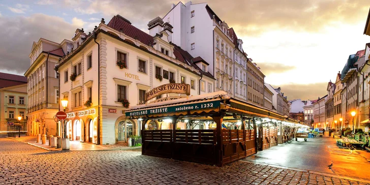 Třípodlažní historická budova hotelu nabízí ubytování v nejstarší a nejmagičtější části Prahy.