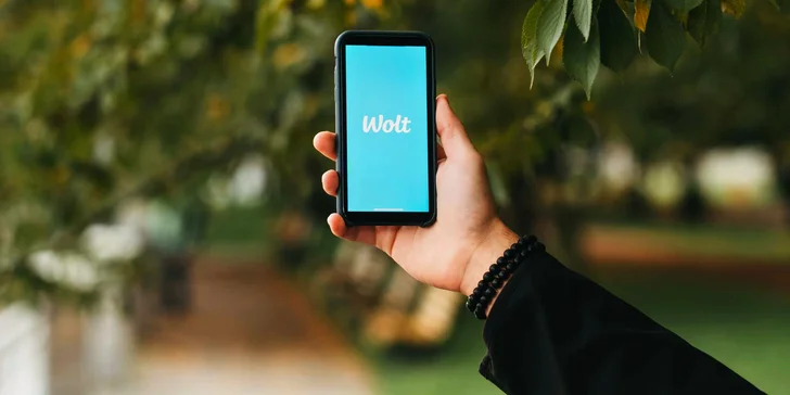 Aplikace funguje pro Android i iOS. Můžete využít i web wolt.com.